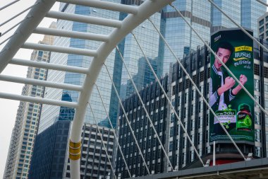 Cityscape modern ofis binası ve Chong Bangkok'un stat köprüsünde