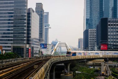 Cityscape modern ofis binası ve Chong Bangkok'un stat köprüsünde