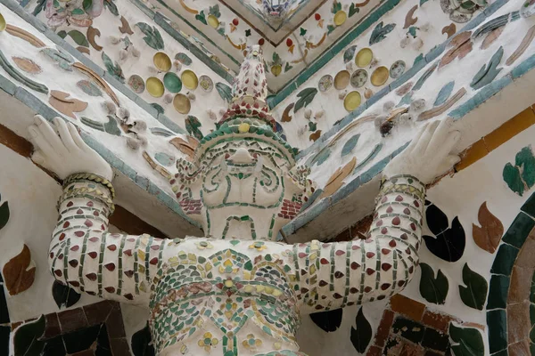 Buddhist pagoda encrusted with glazed porcelain tiles & seashell — Stock Photo, Image