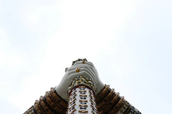 Statue gardienne géante au temple de l'aube à Bangkok, Thaïlande — Photo