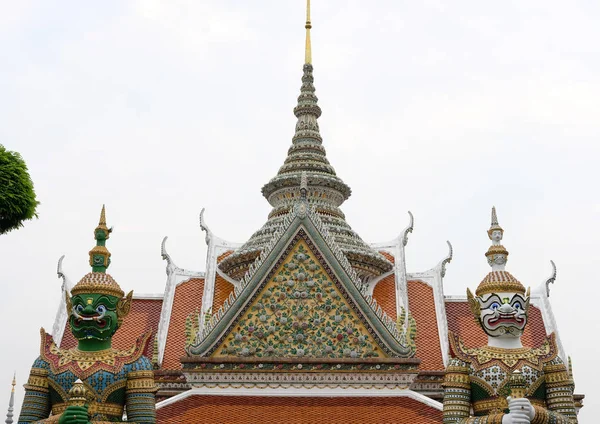 Gigantische standbeeld & beeldhouwkunst op Aziatische tempel. Boeddhistische gebouw encr — Stockfoto