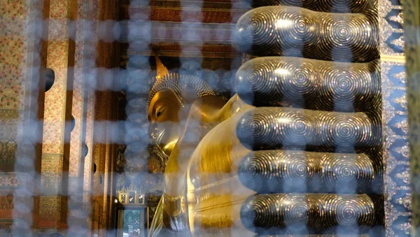 Reclining golden buddha statue at wat pho in Bangkok, Thailand — Stock Photo, Image
