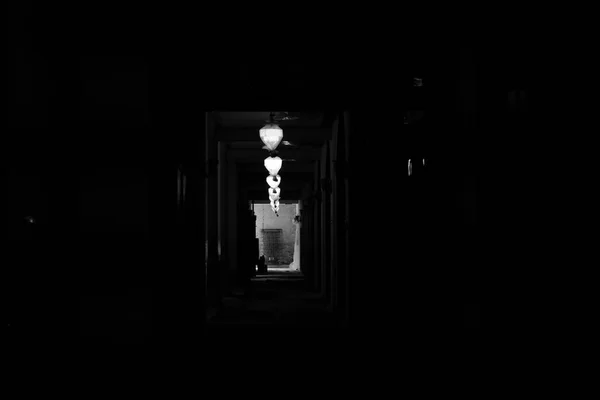Korytarz budynku korytarza w ciemności. koncepcja tajemnicy — Zdjęcie stockowe