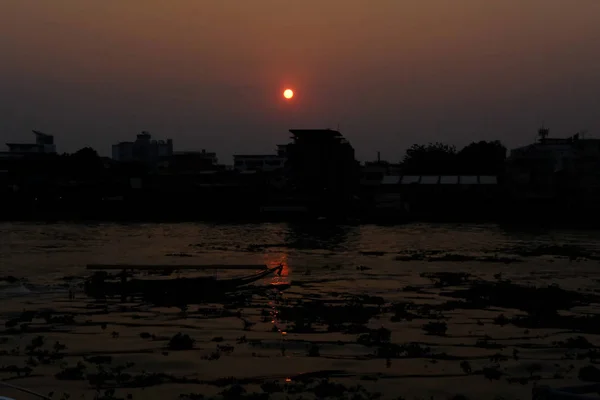 在 chao phraya riv 的水边的建筑和房子的轮廓 — 图库照片