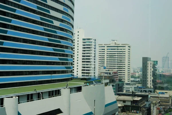 Paisagem urbana do edifício de escritórios moderno na área de Asoke-Sukhumvit em B — Fotografia de Stock