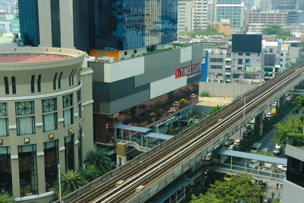 Cityscape modern ofis binası ve demiryolu Bts gökyüzü tren m — Stok fotoğraf