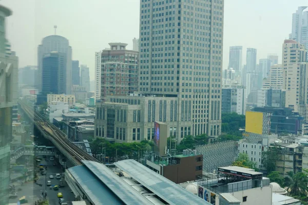 Cityscape de edifício de escritório moderno & ferrovia de trem de céu BTS m — Fotografia de Stock