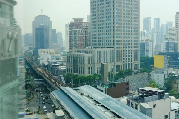 Cityscape de edifício de escritório moderno & ferrovia de trem de céu BTS m — Fotografia de Stock