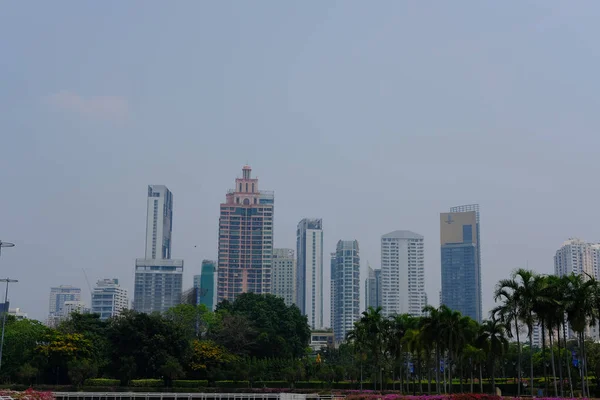 Paisagem urbana do moderno edifício de escritórios em Ratchadapisek road opposi — Fotografia de Stock