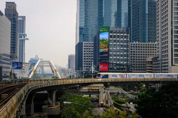 Cityscape de edifício de escritório moderno & ponte em Chong Nonsi stat — Fotografia de Stock