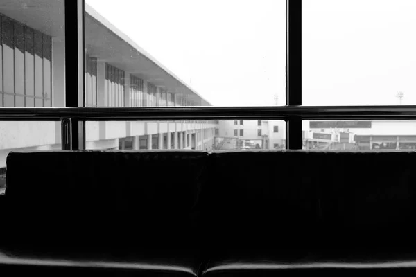 Silhouette de canapé près de la fenêtre dans le salon de départ à l'aéroport te — Photo