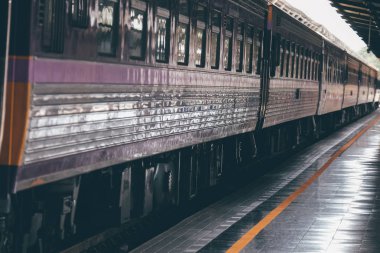 tren ve tren istasyonu platformu