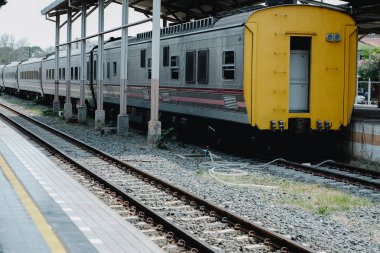 tren ve tren istasyonu platformu