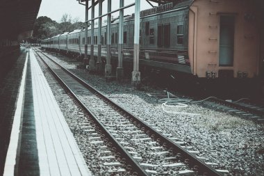 tren ve tren istasyonu platformu