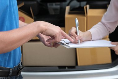 del paketi almak için kadın Pano imza imza