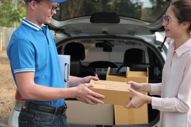 kadın teslim adamdan paketi alırsınız. başına erkek posta kurye