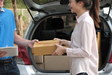 kadın teslim adamdan paketi alırsınız. başına erkek posta kurye