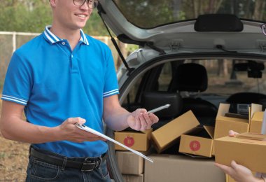 kadın teslim adamdan paketi alırsınız. başına erkek posta kurye