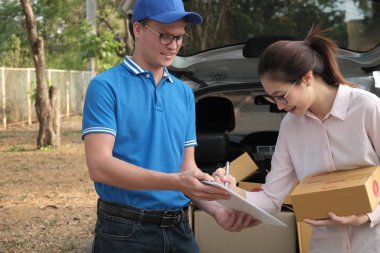 del paketi almak için kadın Pano imza imza