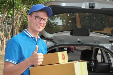 araba arkası, packgage taşıyan teslimatçı. erkek posta couri