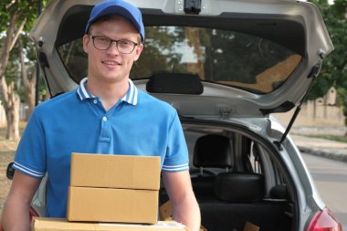 araba arkası, packgage taşıyan teslimatçı. erkek posta couri