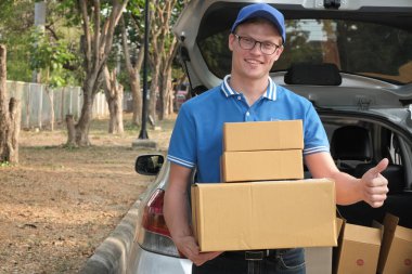 araba arkası, packgage taşıyan teslimatçı. erkek posta couri