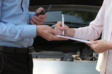 adam Ajan araba trafik kazası tarafından ayrılmış incelenmesi. kadın f