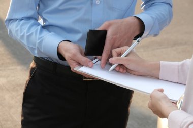 adam Ajan araba trafik kazası tarafından ayrılmış incelenmesi. kadın f