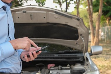 erkek Aracısı otomatik sigorta iddia için akıllı telefon kullanın. Kafkaslar