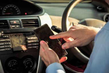 işadamı smartphone cep telefonu ile arabada app kullanın. adam tutarak mobil pho