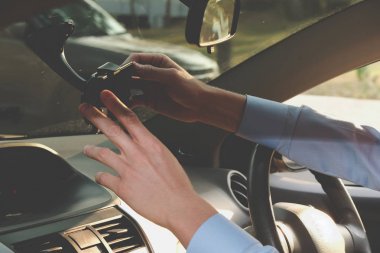işadamı smartphone cep telefonu ile arabada app kullanın. adam tutarak mobil pho