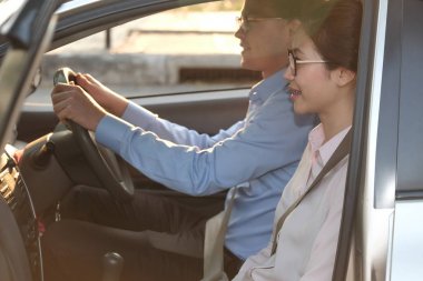 arabada oturan genç bir çift. adam ve kadın birlikte seyahat. yol t