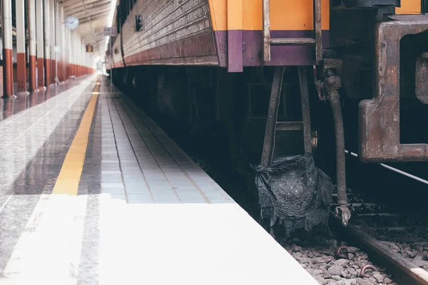 Zug & Bahnsteig am Bahnhof — Stockfoto