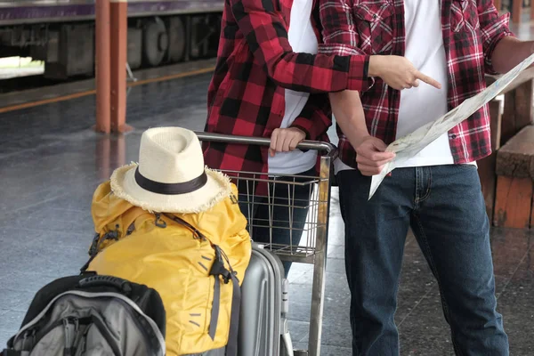 Man & vrouw met rugzak kijken kaart tijdens het wachten voor de trein op — Stockfoto