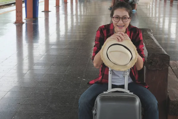 Mulher asiática com mala bagagem esperando por trem em r — Fotografia de Stock