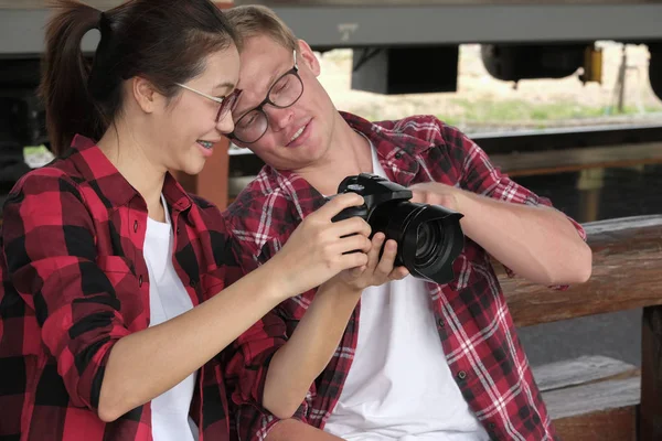 Homem & mulher usar câmera para tirar foto selfie na estação de trem. tr — Fotografia de Stock