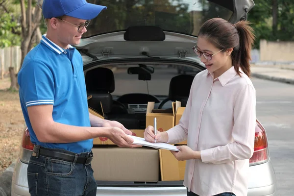 del paketi almak için kadın Pano imza imza