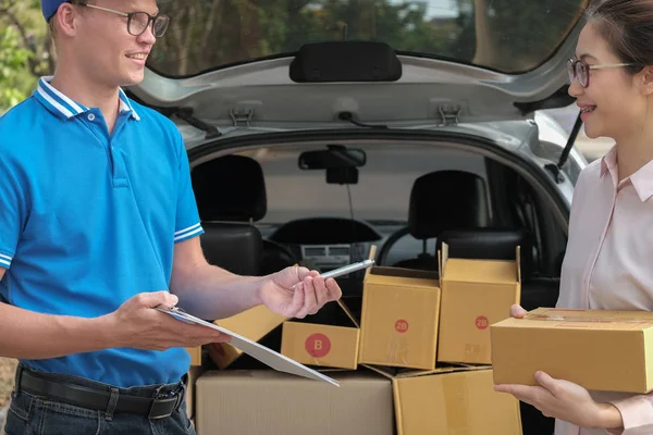 kadın teslim adamdan paketi alırsınız. başına erkek posta kurye