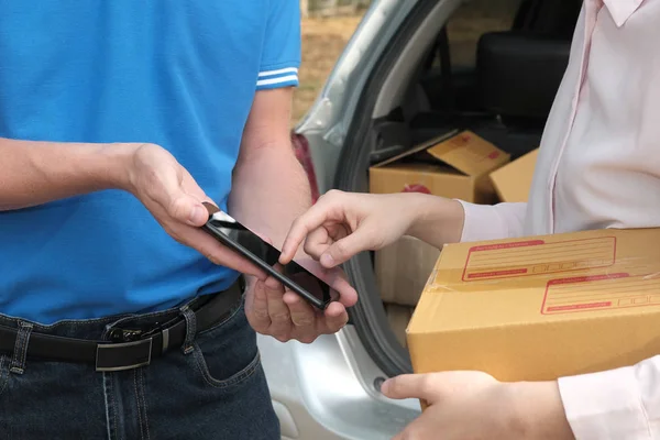 d paketi almak için kadın akıllı telefon imza imza