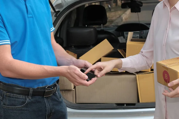 d paketi almak için kadın akıllı telefon imza imza