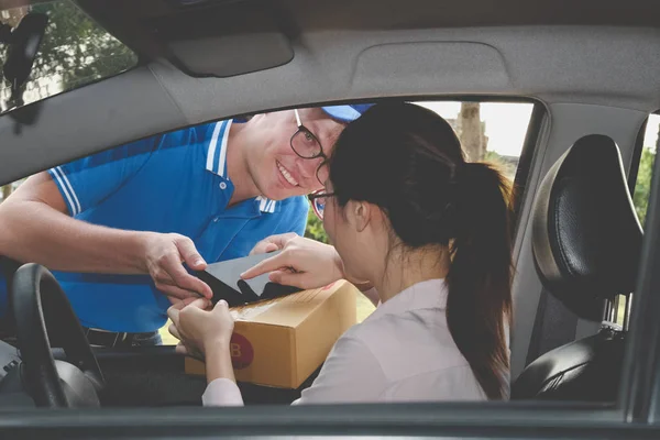 女子在汽车签名上签名智能手机接收包 — 图库照片