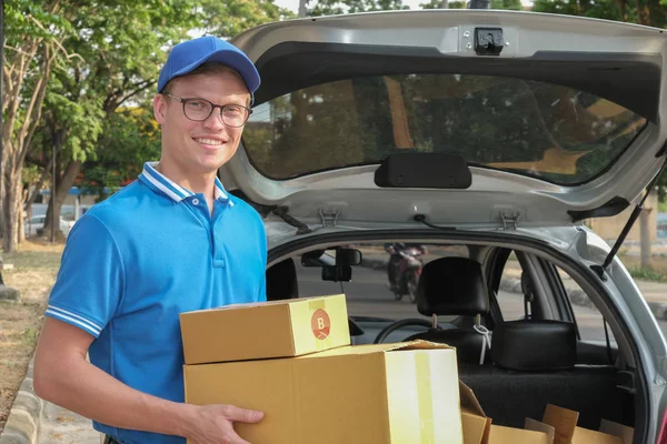 araba arkası, packgage taşıyan teslimatçı. erkek posta couri
