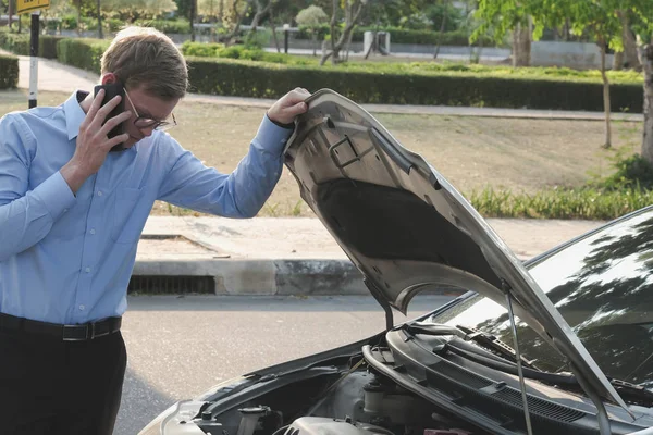 自動車保険を主張するためエンジンを調べる男性エージェント。caucasi — ストック写真