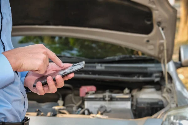 Agente masculino utilizar el teléfono inteligente para reclamar el seguro de automóvil. caucasia — Foto de Stock