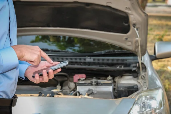 erkek Aracısı otomatik sigorta iddia için akıllı telefon kullanın. Kafkaslar