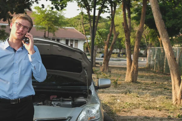 男性エージェントは、自動車保険を主張するためのスマート フォンを使用します。コーカサス — ストック写真