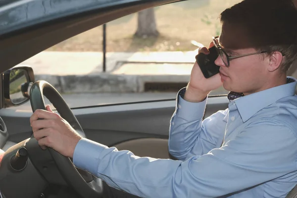 Biznesmen jazdy idealna rozmowa na smartfonie. holdi kaukaski mężczyzna — Zdjęcie stockowe