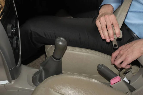 男は運転する前に車のシートベルトを固定します。自動車の安全 pr — ストック写真