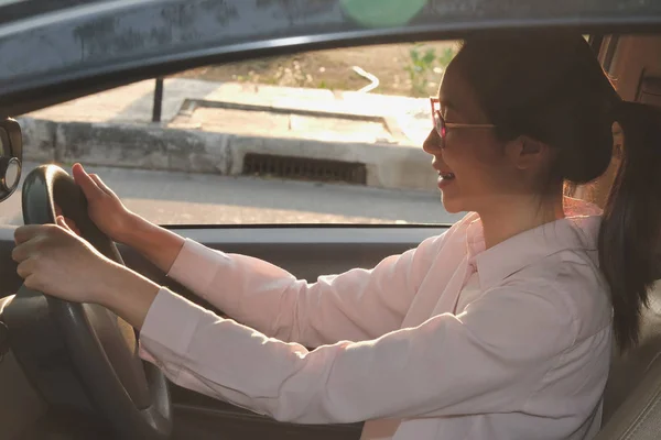 Жінка керує своєю машиною. жіночий водій тримає кермо — стокове фото