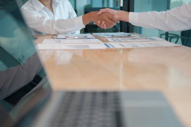 İş adamı toplantıdan sonra el sıkışıyor. İş adamları el sıkışıyor.
